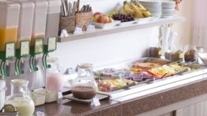 A breakfast buffet with various food items and condiments. - Hotel Água Marinha (Natal)