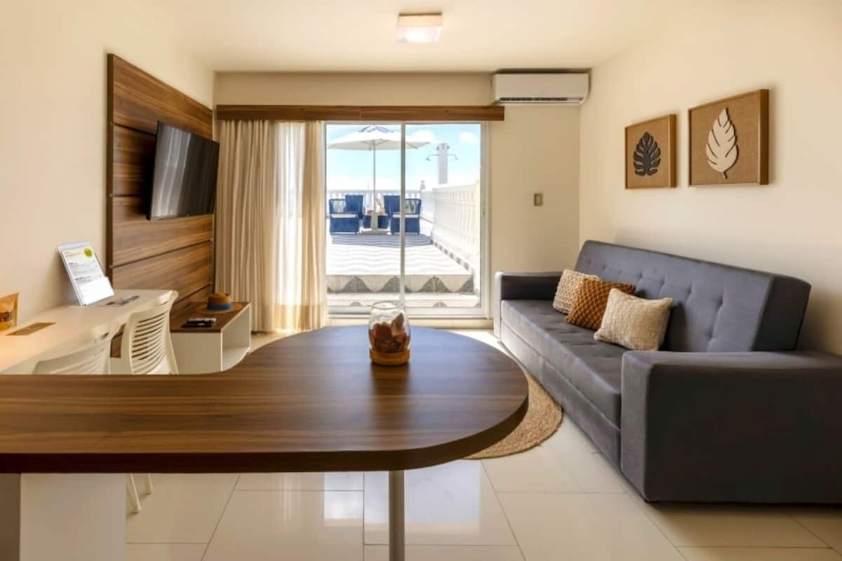 Minibar, caja de seguridad en la habitación y escritorio