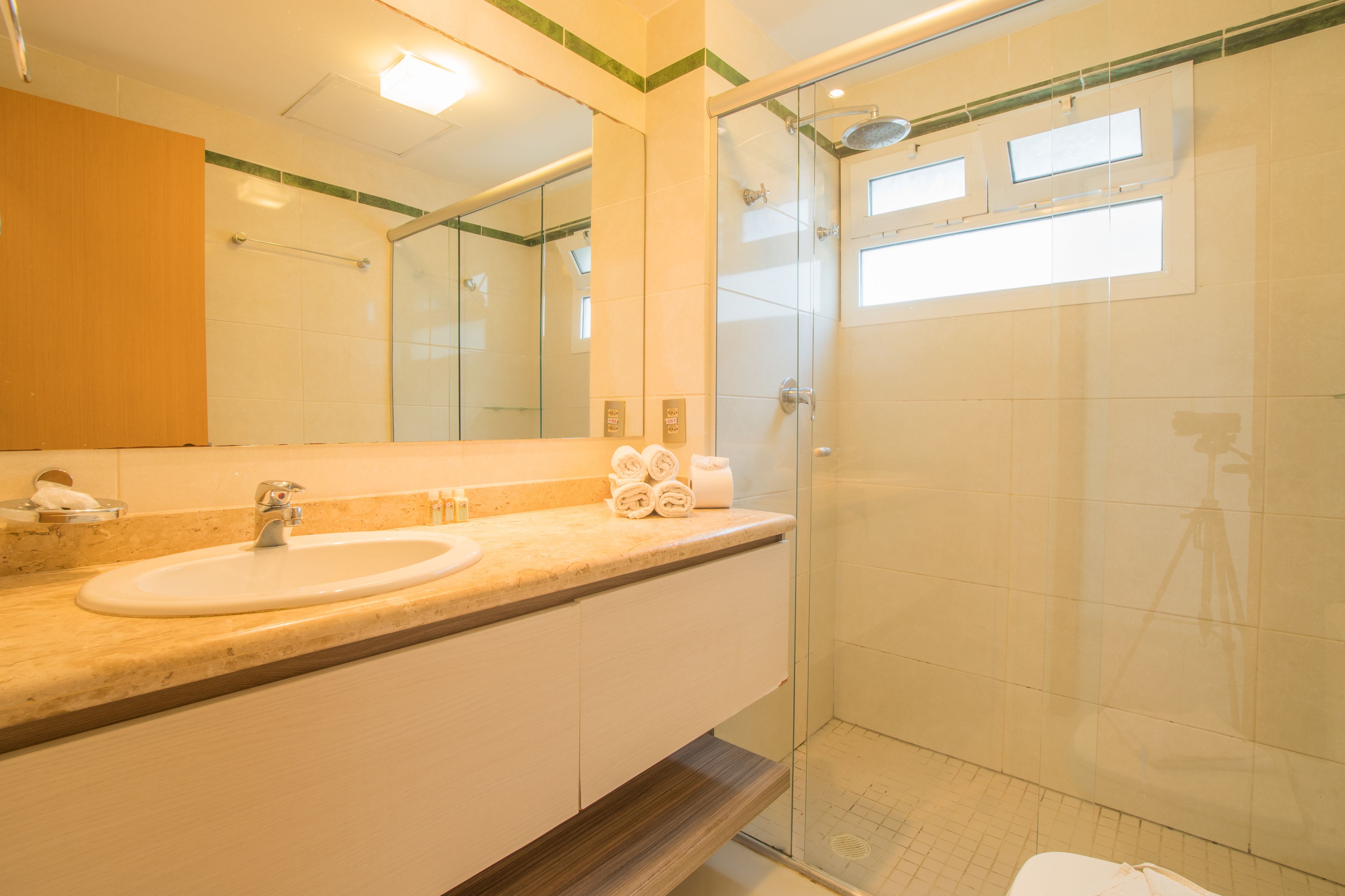standard room | bathroom | shower, rainfall showerhead, free toiletries, hair dryer