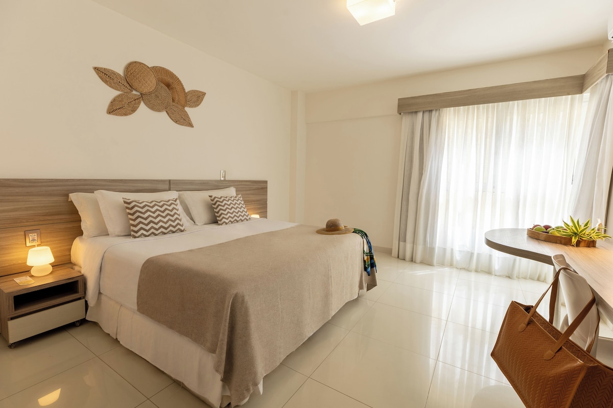 Standard Room | Minibar, in-room safe, desk, laptop workspace
