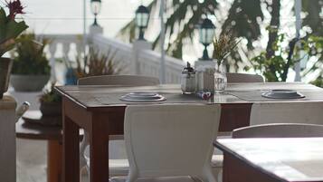 Café da manhã com buffet grátis todos os dias