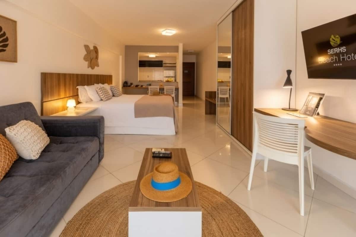 Minibar, caja de seguridad en la habitación y escritorio