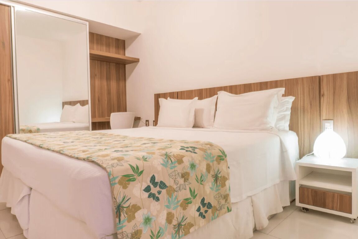 Superior-Studiosuite, 1 Schlafzimmer, Terrasse, Poolblick | Minibar, Zimmersafe, Schreibtisch, laptopgeeigneter Arbeitsplatz