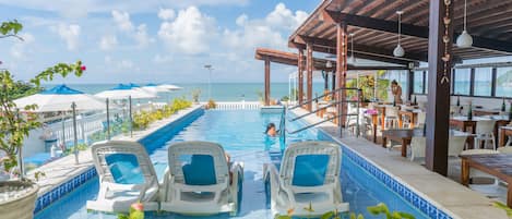 2 piscines extérieures, parasols de plage, chaises longues