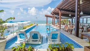 2 utendørsbassenger, bassengparasoller og solsenger