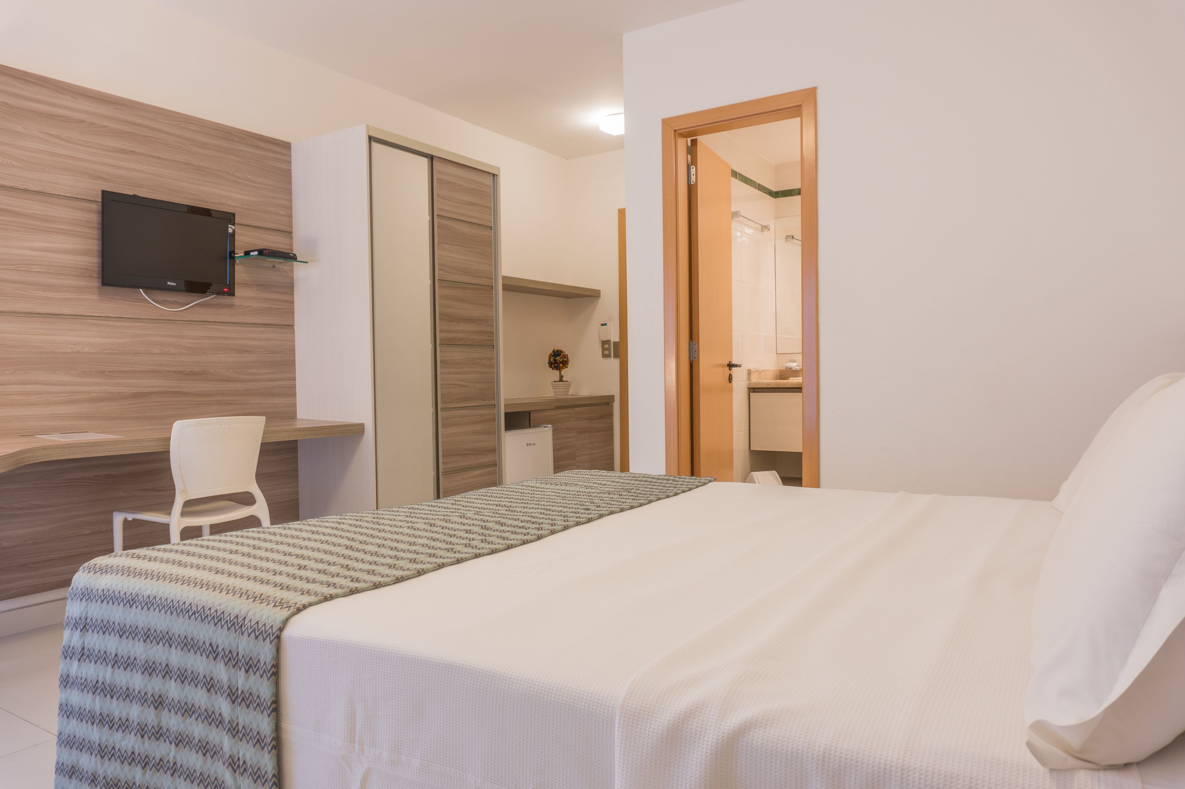 standard room | 1 bedroom, in-room safe, desk, laptop workspace