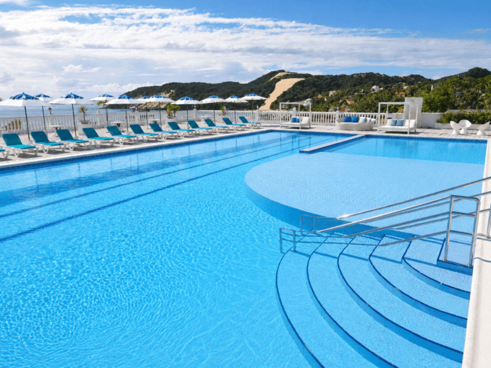 2 piscinas externas, guarda-sóis, espreguiçadeiras
