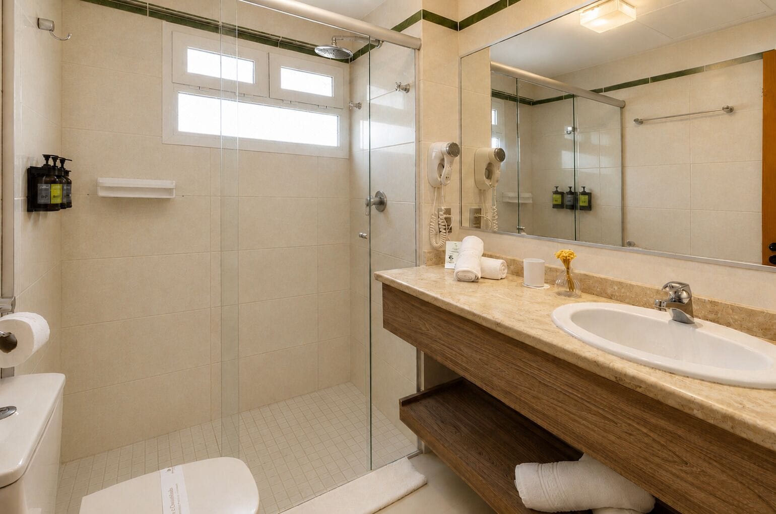Habitación superior, balcón, vista al mar | Baño