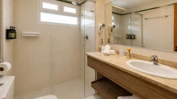Habitación superior, balcón, vista al mar | Baño
