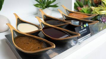 Exhibición de diversos postres de gelatina en recipientes de cerámica, con un letrero que indica 'SERHS Gelatinas Variadas'.