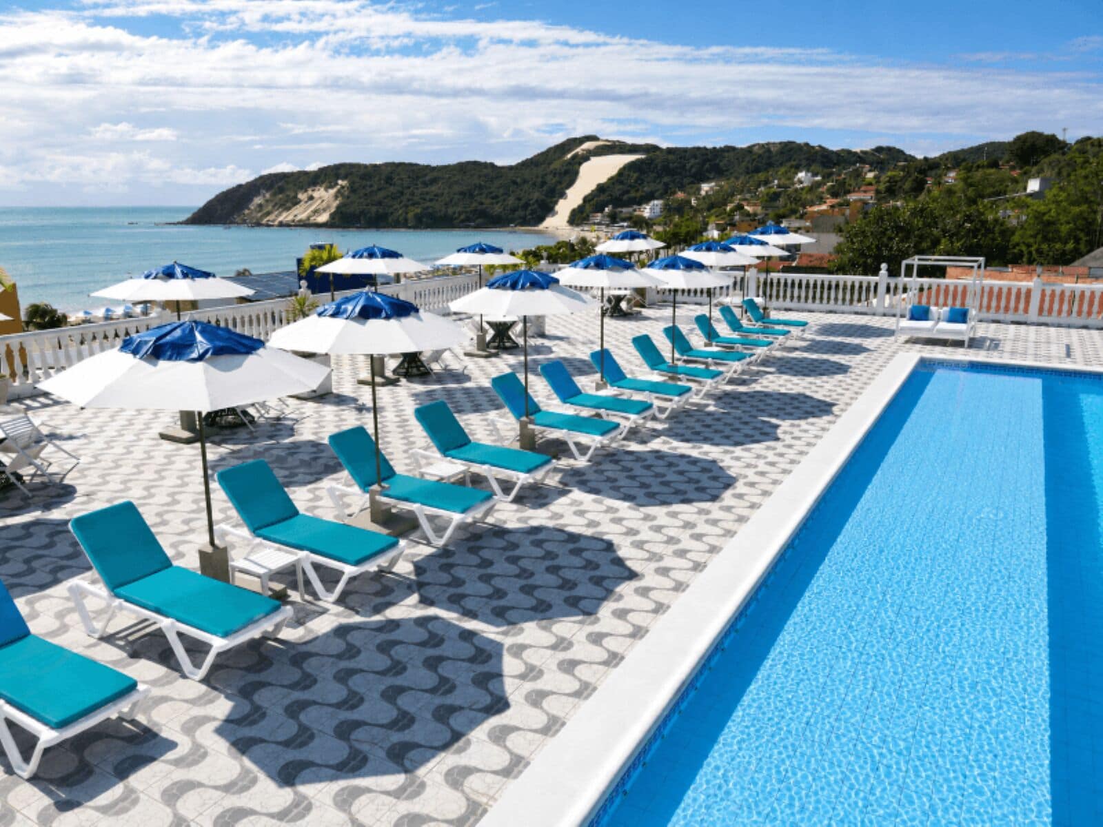 2 piscinas al aire libre, sombrillas, sillones reclinables de piscina