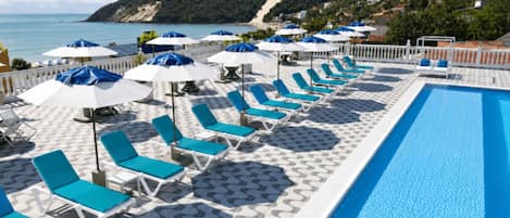 2 piscinas al aire libre, sombrillas, sillones reclinables de piscina