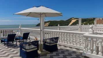 Suíte estúdio superior, 1 quarto, terraço, vista para a piscina | Terraço/pátio