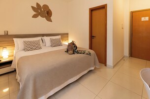 Apartamento luxo, no jardim | Frigobar, cofres nos quartos, escrivaninha