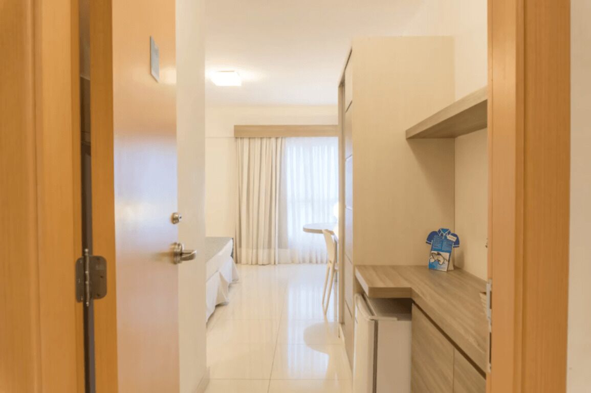 Frigobar, cofres nos quartos, escrivaninha
