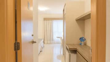 Frigobar, cofres nos quartos, escrivaninha
