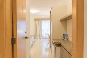 Minibar, värdeförvaringsskåp på rummet och skrivbord