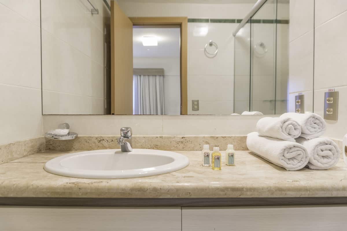 shower, rainfall showerhead, free toiletries, hair dryer