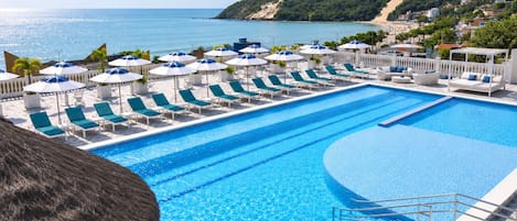 2 piscines extérieures, parasols de plage, chaises longues