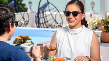 Café da manhã com buffet grátis todos os dias
