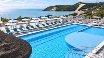 2 piscinas externas, guarda-sóis, espreguiçadeiras