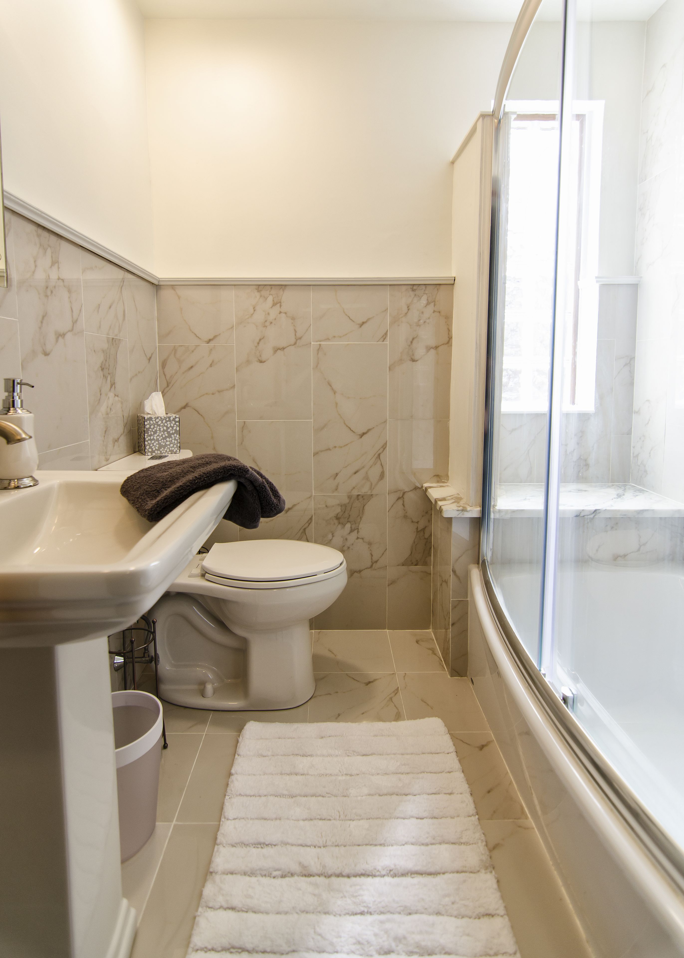 Une salle de bain comprenant des toilettes, un lavabo et un espace douche.