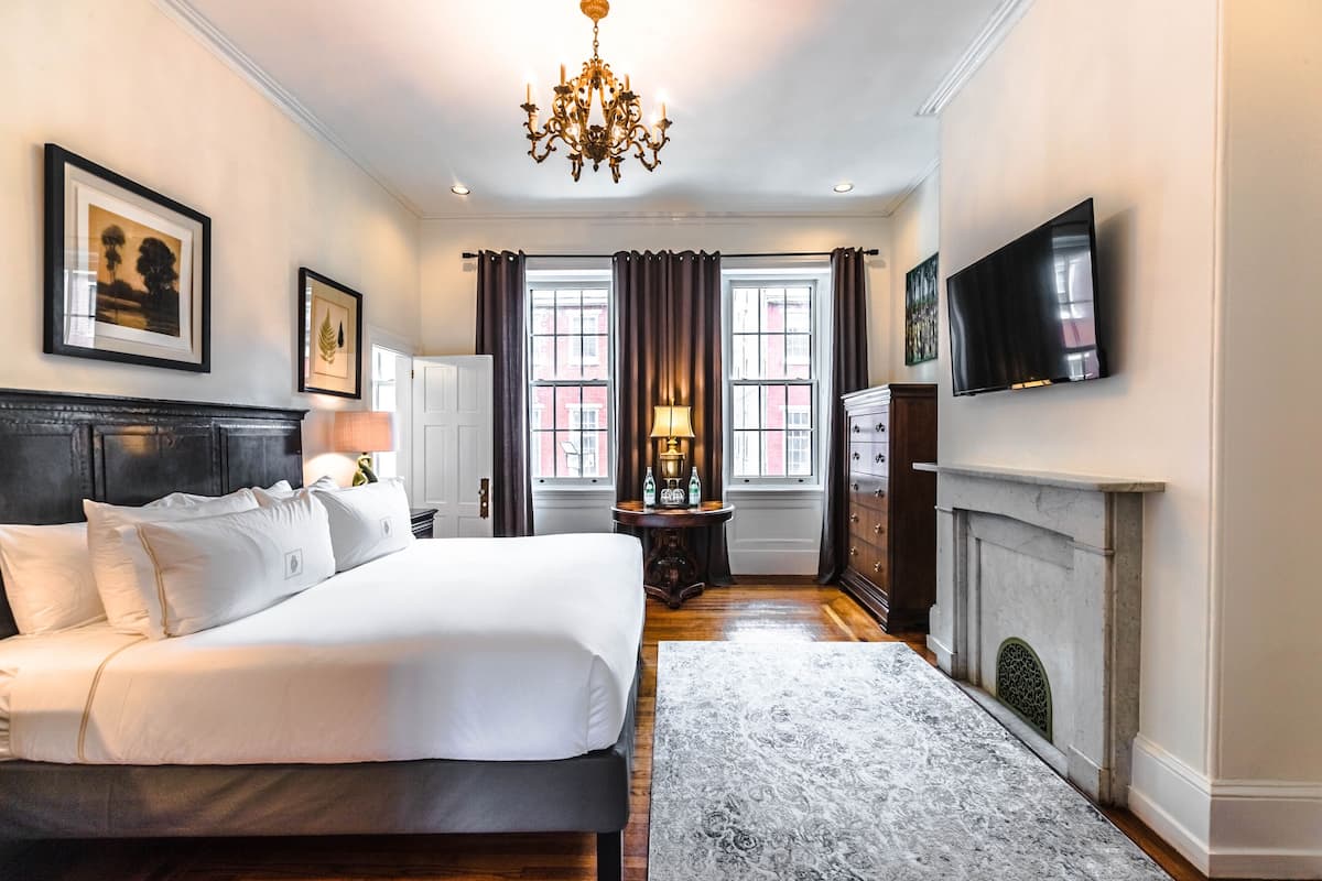 Grand suite, 1 kingsize bed | 1 slaapkamer, luxe beddengoed, donzen dekbedden, individueel gedecoreerd