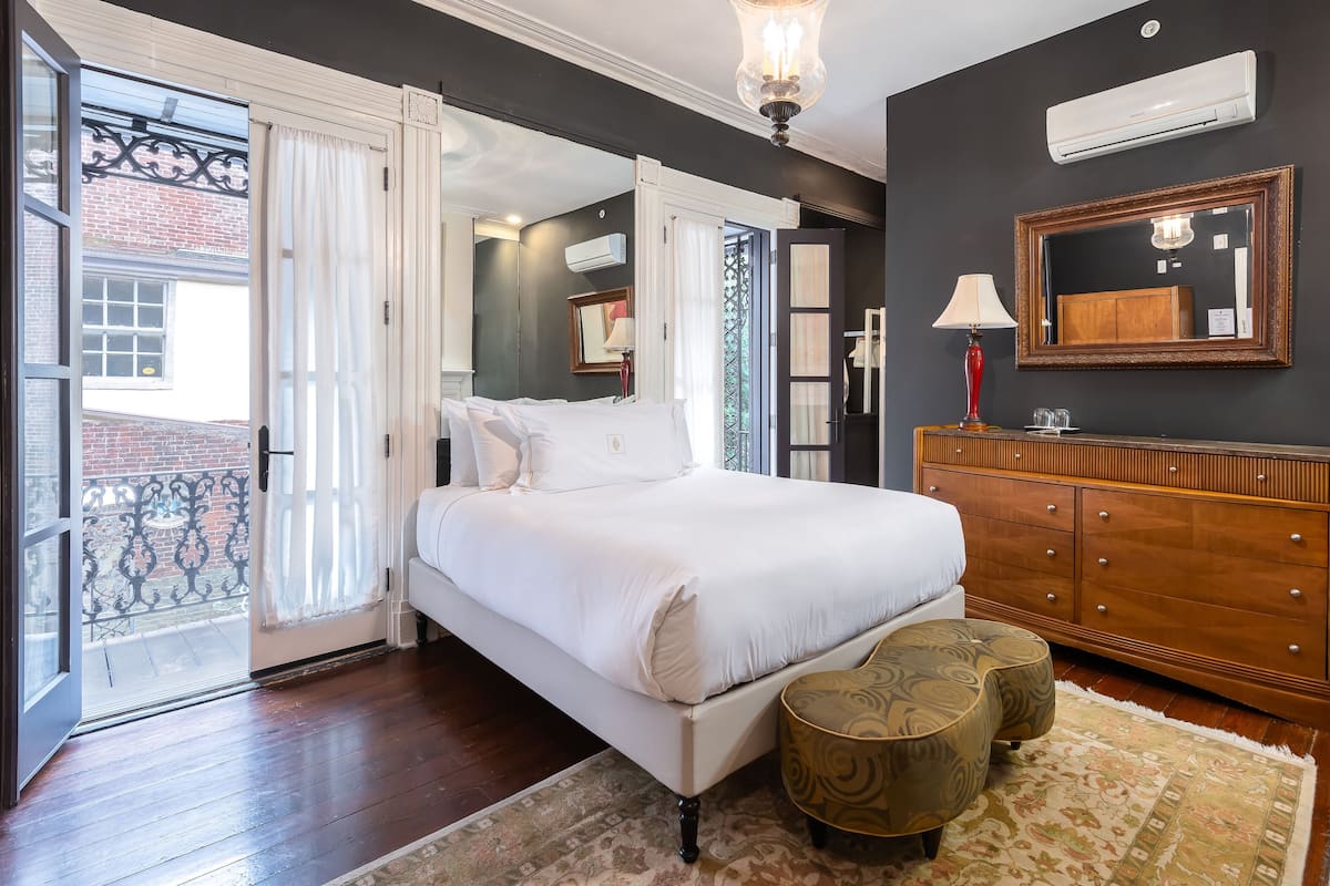 Signature kamer, 1 queensize bed, balkon, uitzicht op tuin | 1 slaapkamer, luxe beddengoed, donzen dekbedden, individueel gedecoreerd