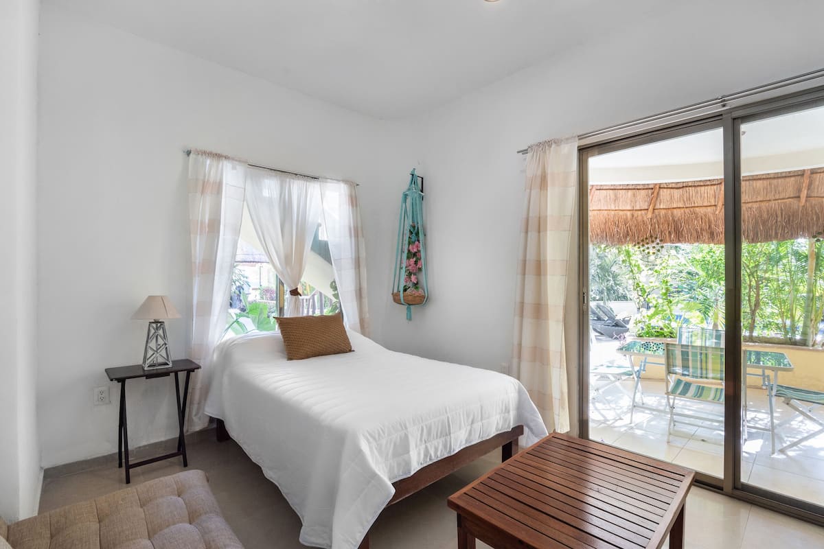 Suite monolocale, 2 camere da letto, balcone, vista piscina | 2 camere, una cassaforte in camera, con stile personalizzato