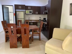 Suíte estúdio, 2 quartos, sacada, vista para a piscina | Sala de jantar
