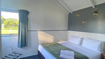 Family Cabin, River View | 1 bedroom, free WiFi, bed sheets