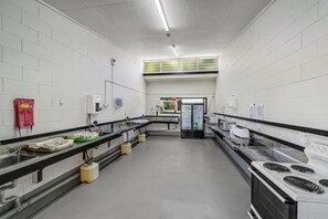 Minikjøleskap, mikrobølgeovn på fellesområdet, vannkoker og brødrister