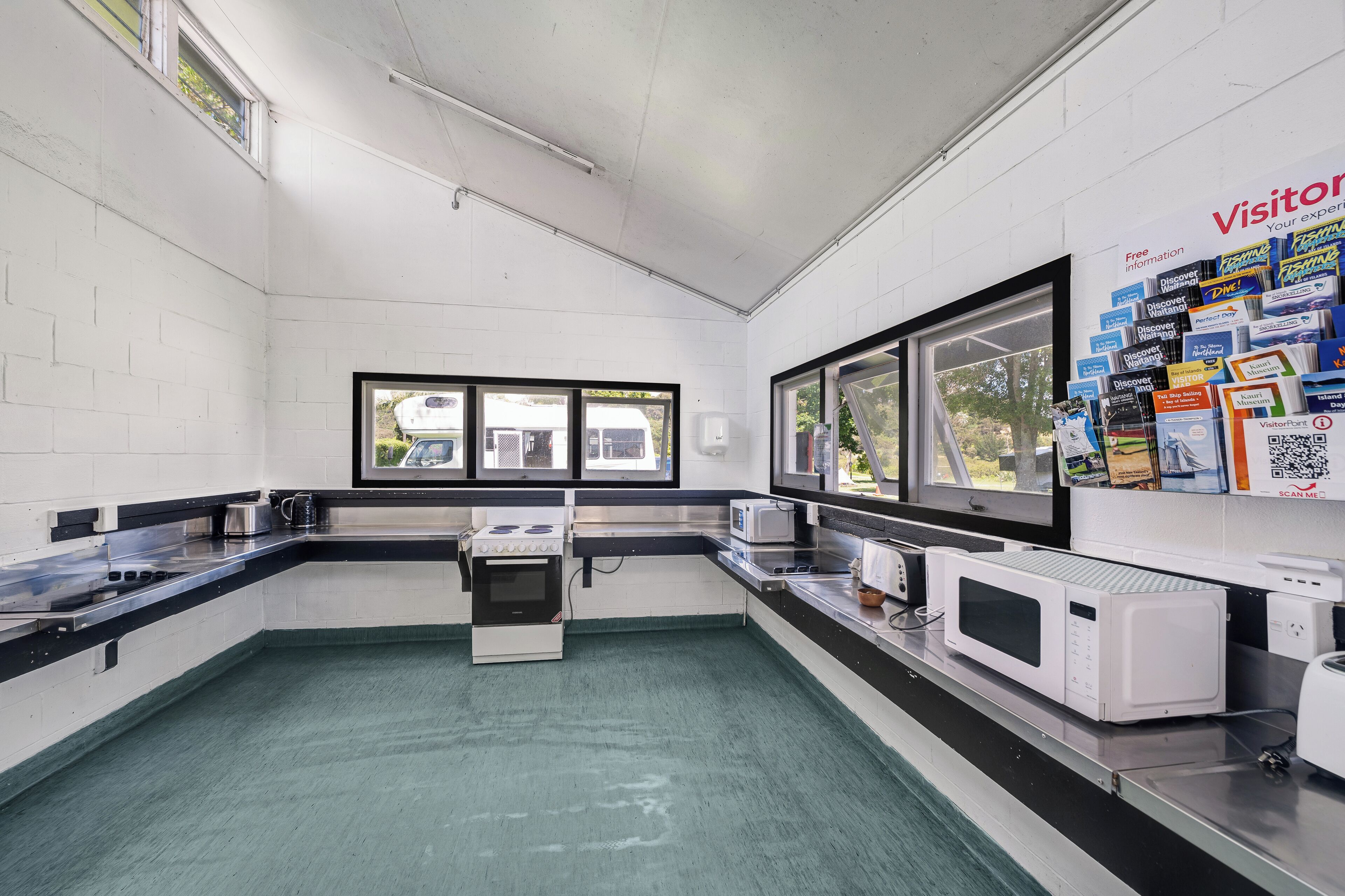 基本小屋 | 公共廚房設施 | 小冰箱、微波爐、電熱水壺、烤麵包機