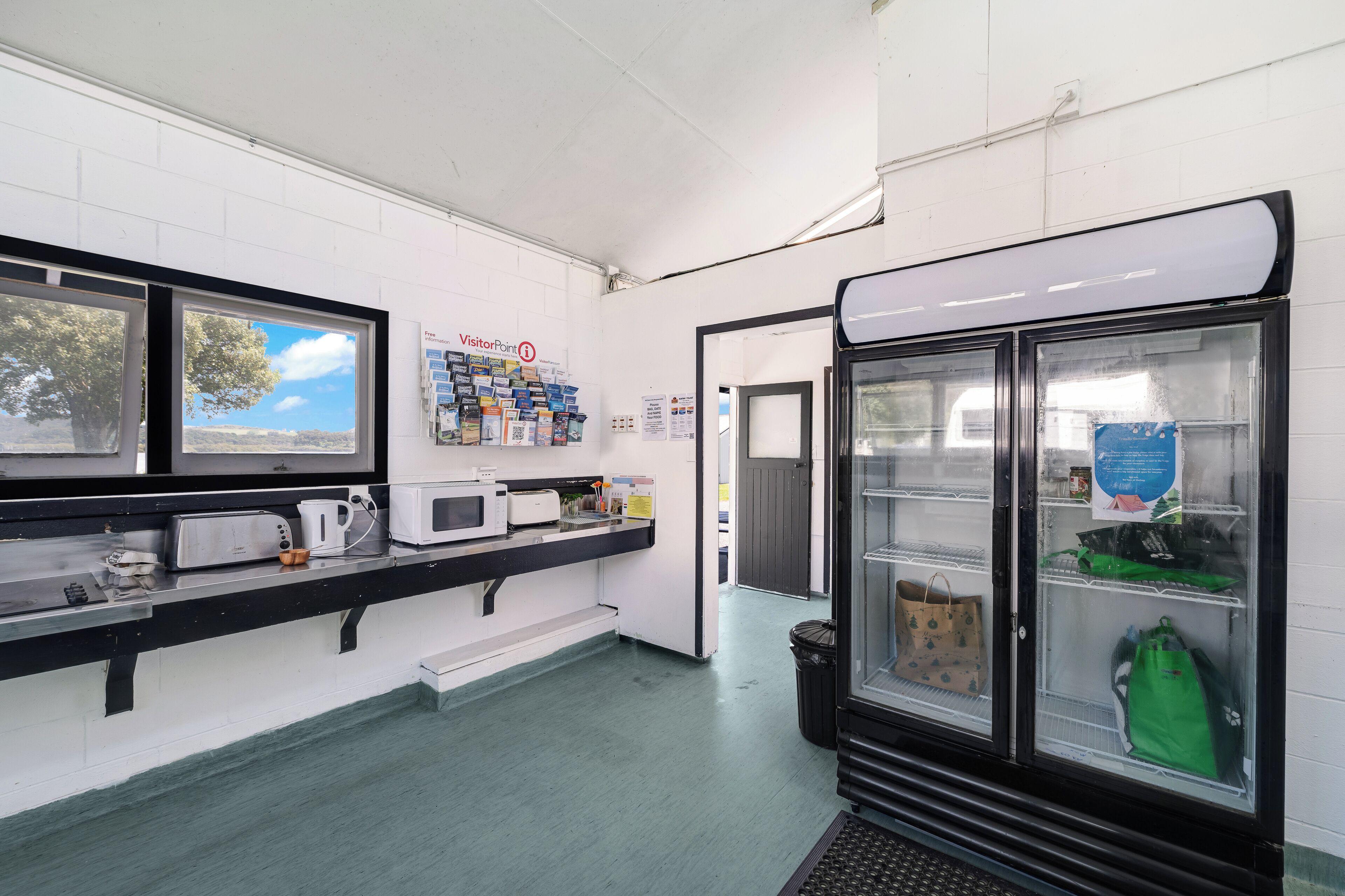 Basic Cabin | Shared kitchen | Mini-fridge, microwave, electric kettle, toaster