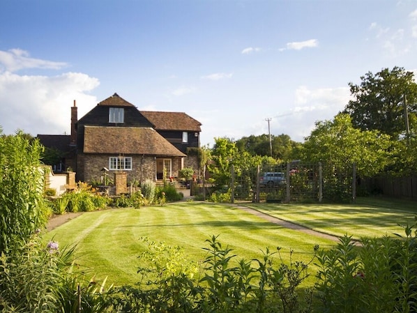 Exterior - Magpies (Horsham)