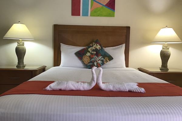 Standard Room, 1 Queen Bed | Safe