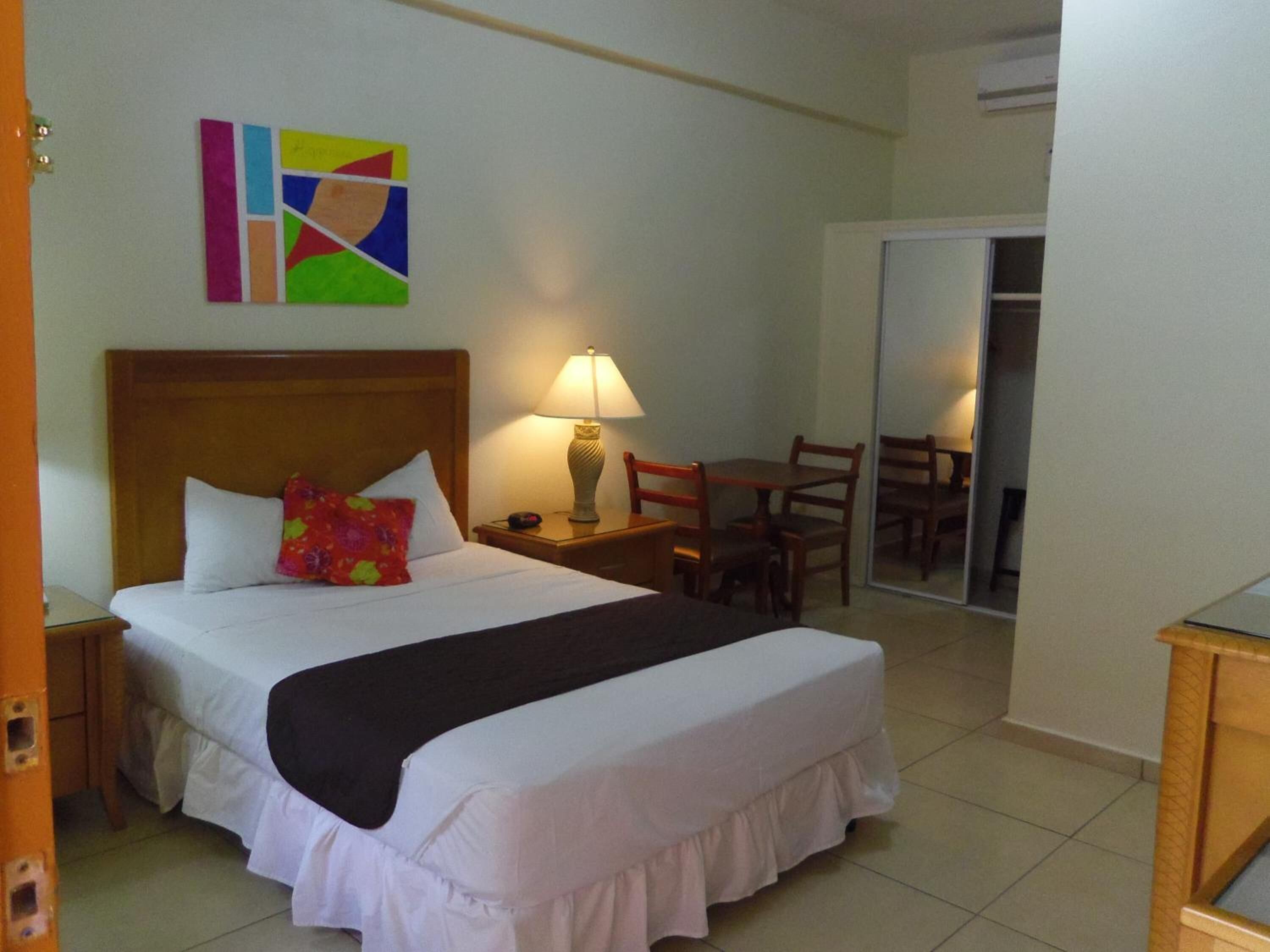 standard room, 1 queen bed | in-room safe, individually decorated, individually furnished