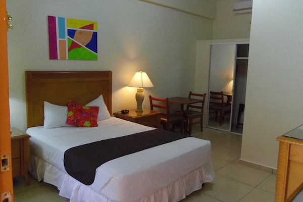 Standaard kamer, 1 queensize bed | Een kluis op de kamer, individueel gedecoreerd, individueel gemeubileerd