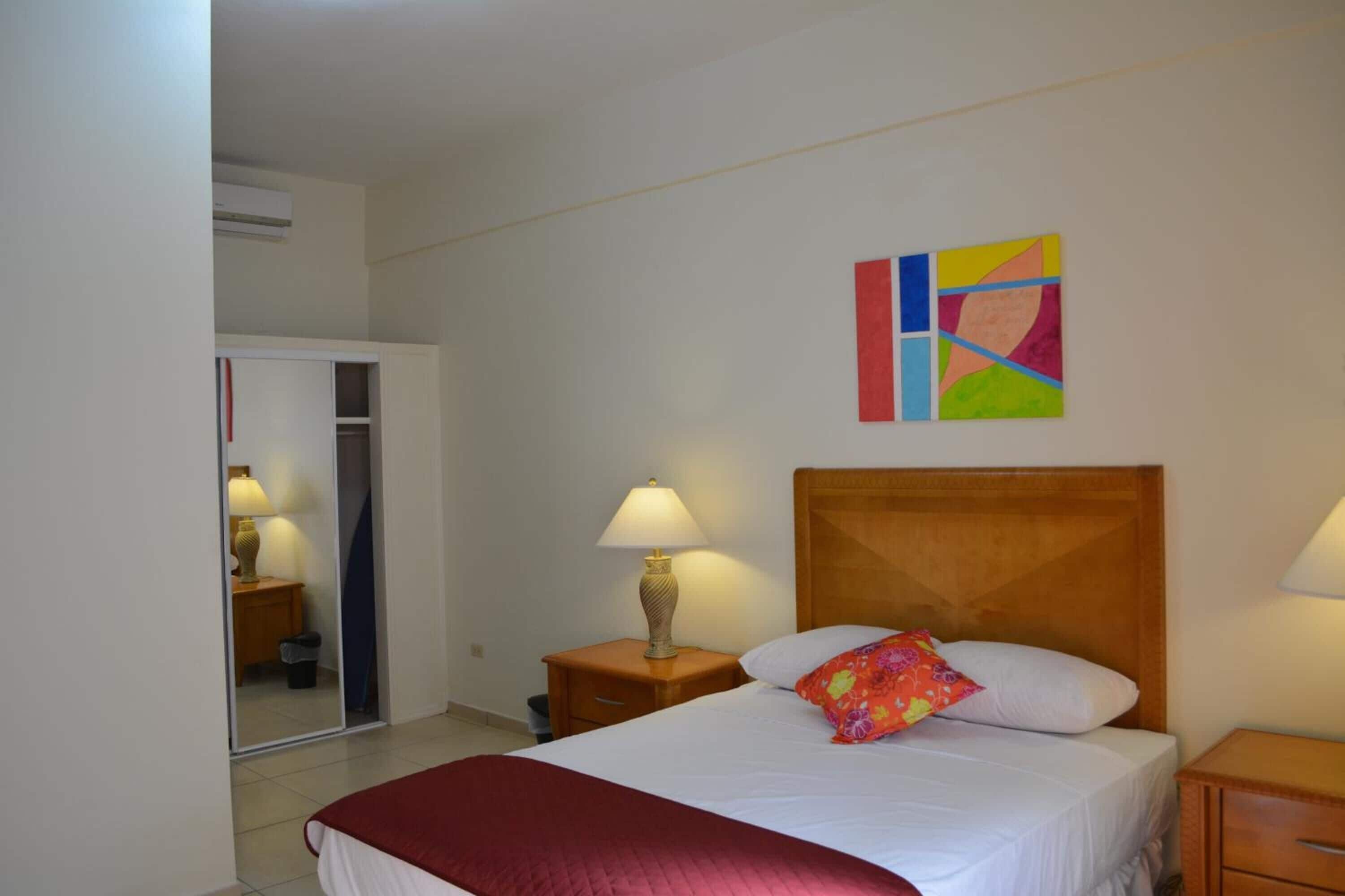 standard room, 1 queen bed | in-room safe, individually decorated, individually furnished