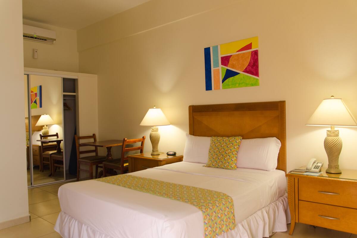 Chambre Standard, 1 grand lit | Coffre-fort, fer et planche à repasser, accès au Wi-Fi (inclus)
