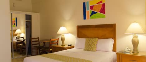 Chambre Standard, 1 grand lit | Coffre-fort, décor unique, ameublement unique, fer et planche à repasser