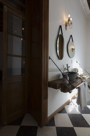  Suite with street view | Bathroom | Shower, free toiletries, hair dryer, towels - El Patio 77 (Mexico City)
