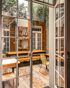 Petit déjeuner complet compris tous les jours