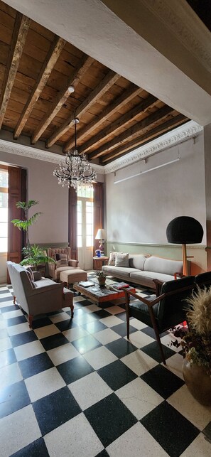 Coin salon dans le hall