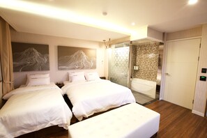 Habitación de lujo con 2 camas individuales | Edredón, camas con efecto memoria y decoración personalizada 