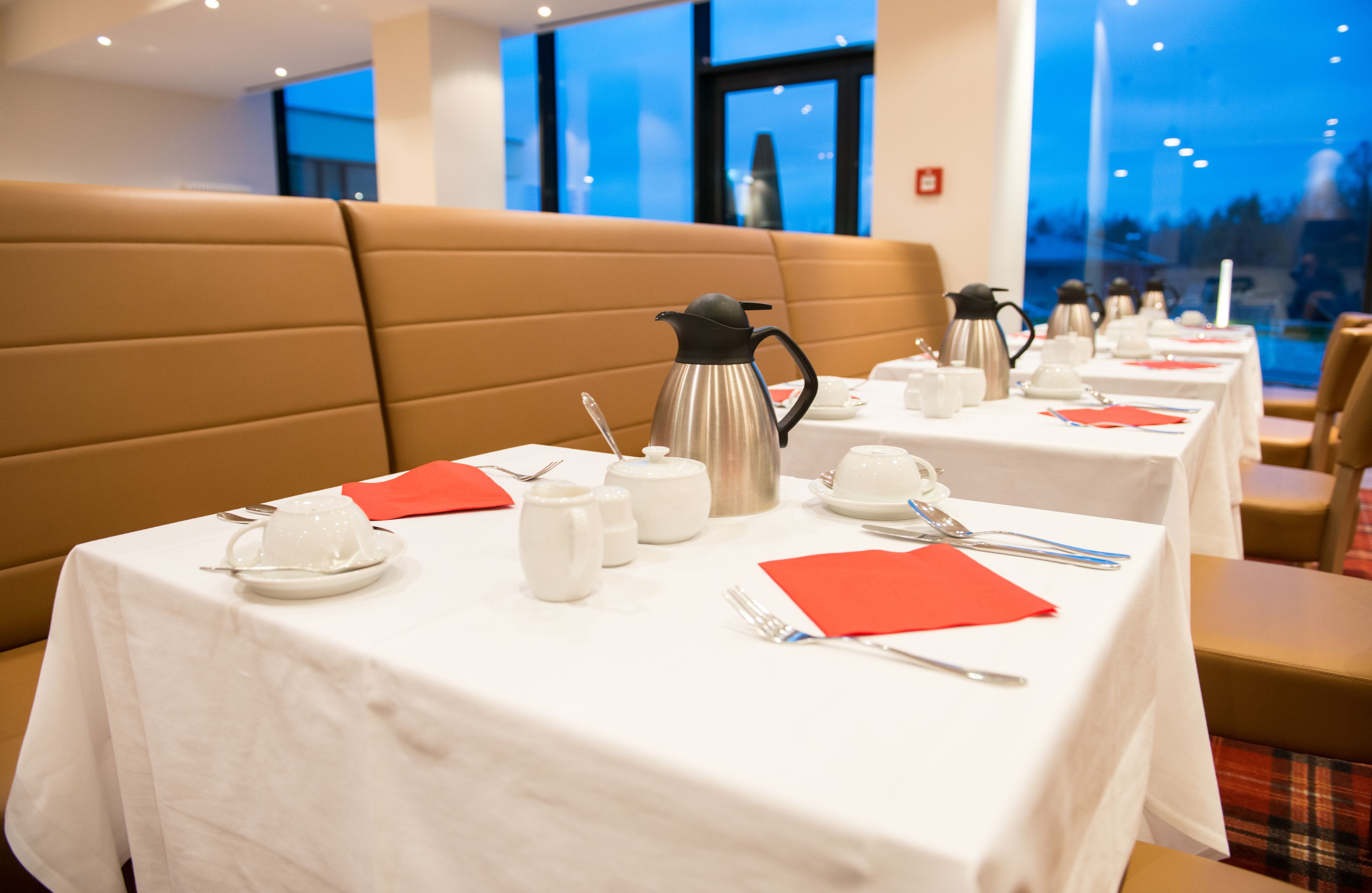 Desayuno buffet (EUR 23 por persona) 