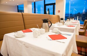 Café da manhã com buffet todos os dias (EUR 23 por pessoa) 