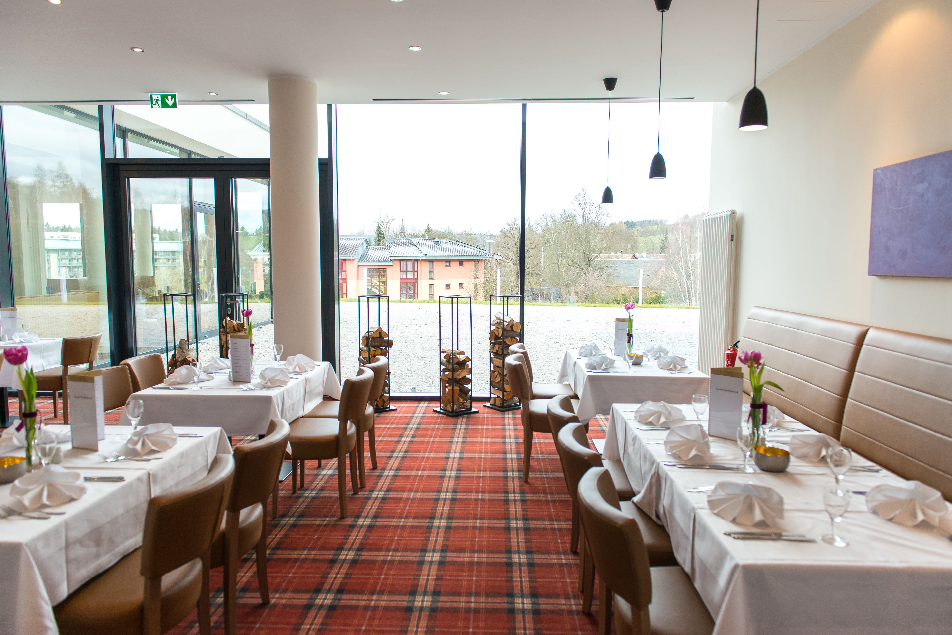 2 restaurants, breakfast, dinner served; international cuisine