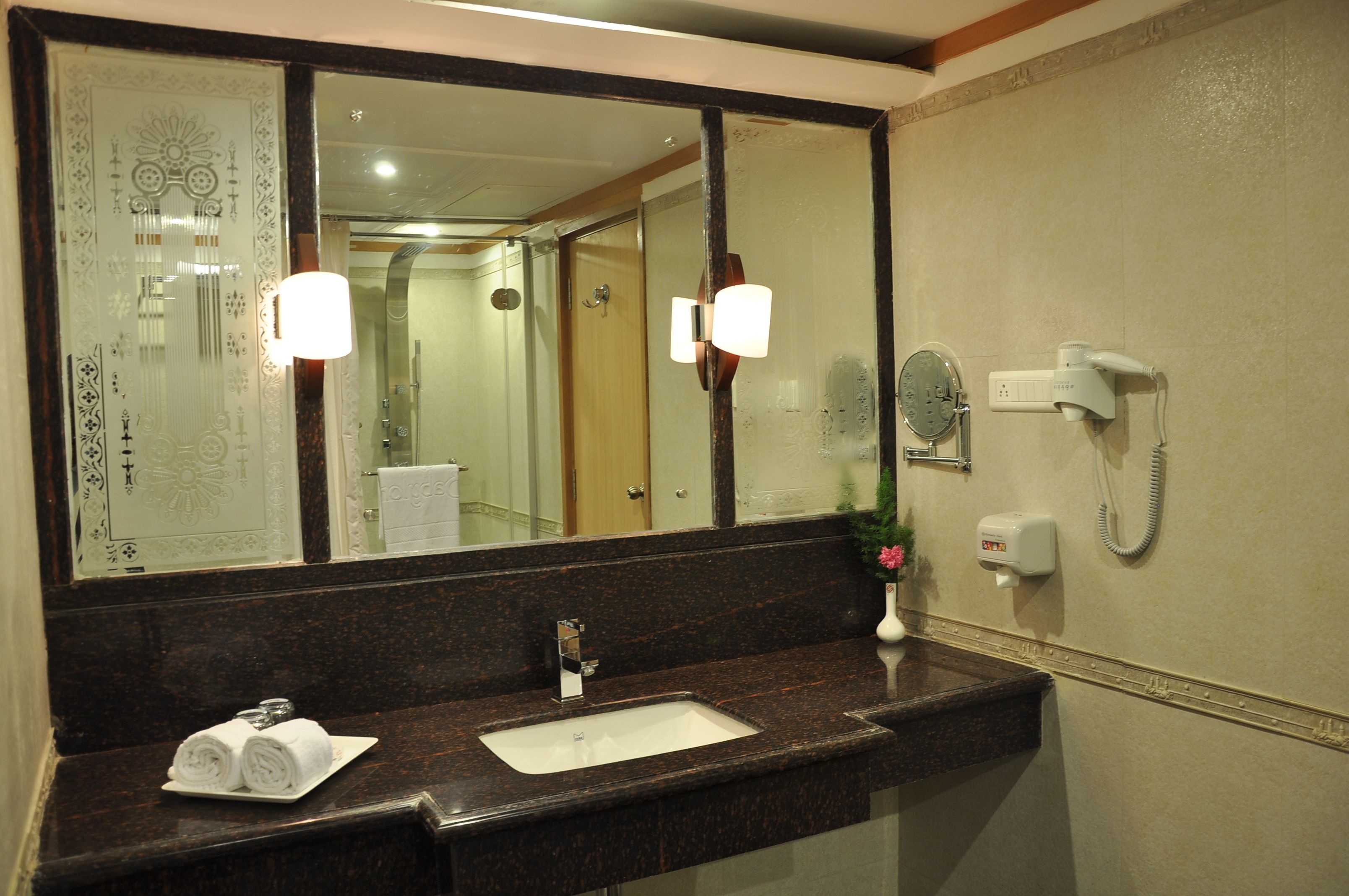 Chambre Exécutive | Salle de bain | Ensemble douche/baignoire, baignoire relaxante profonde