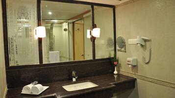 Chambre Exécutive | Salle de bain | Ensemble douche/baignoire, baignoire relaxante profonde